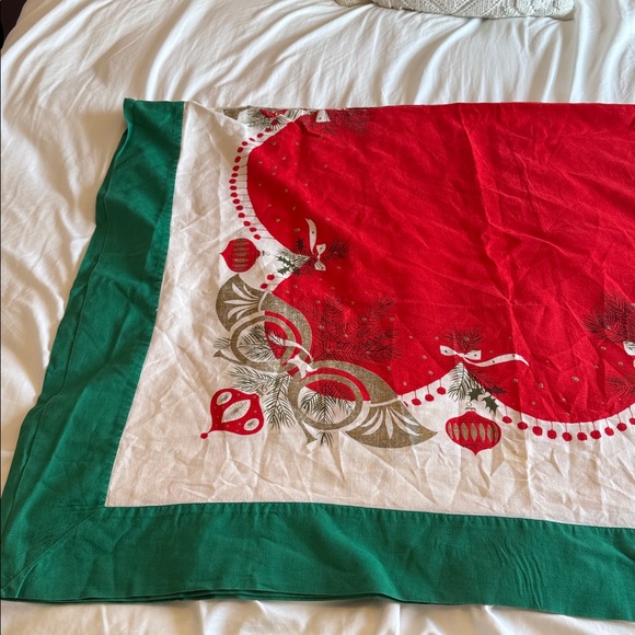 Tammis Keefe Vintage Christmas Table Cloth 128x192 - Picture 11 of 14